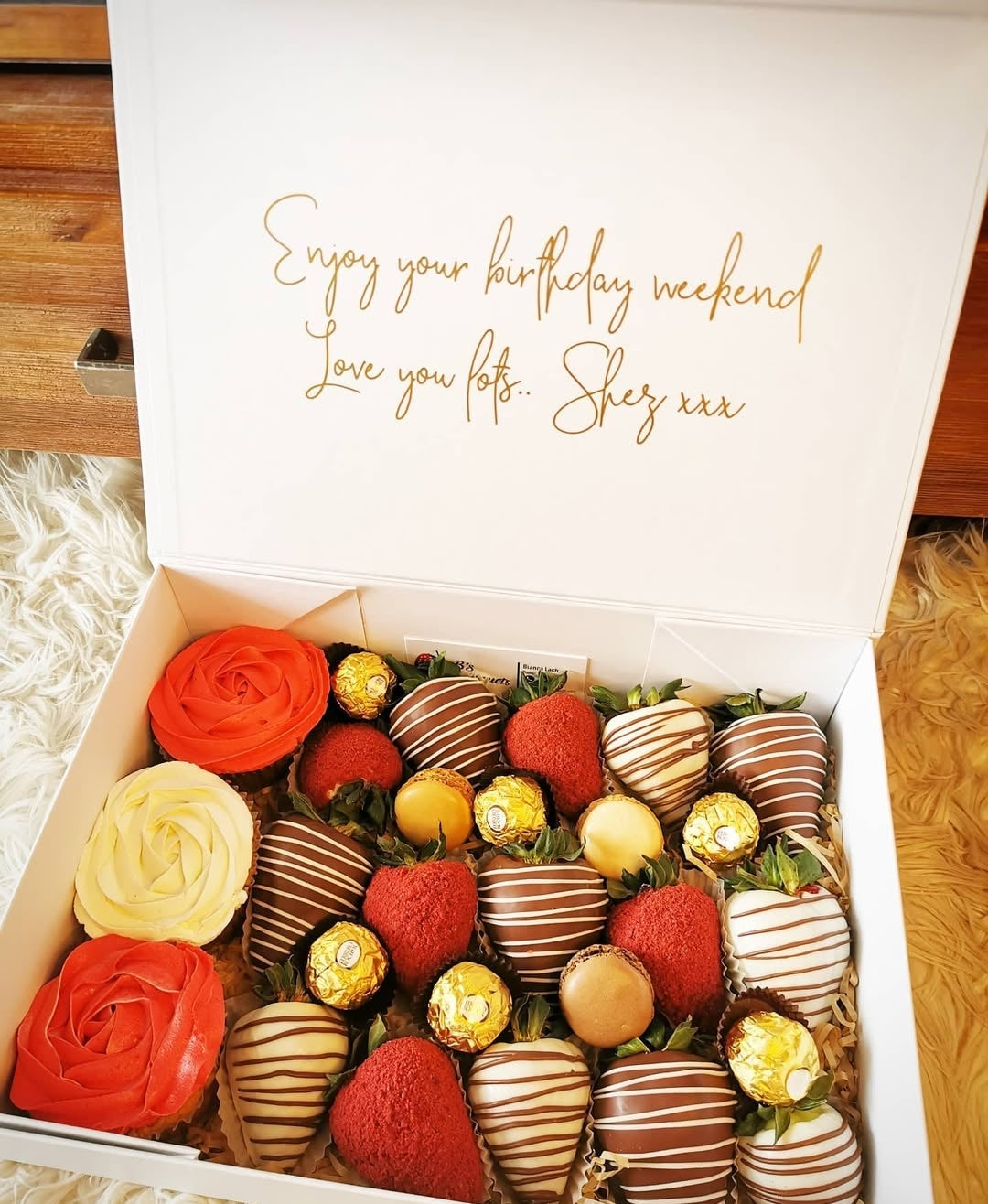 Ultimate BerryLove - Rose Cupcakes and Strawberries (15 Strawberries)