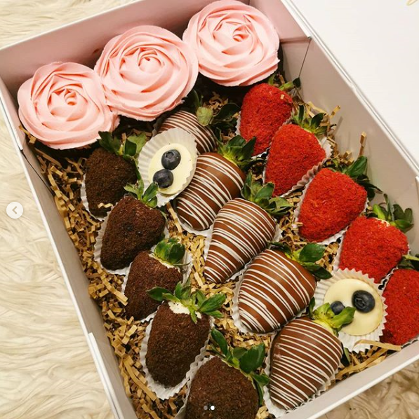 Ultimate BerryLove - Rose Cupcakes and Strawberries (15 Strawberries)
