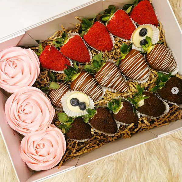Ultimate BerryLove - Rose Cupcakes and Strawberries (15 Strawberries)